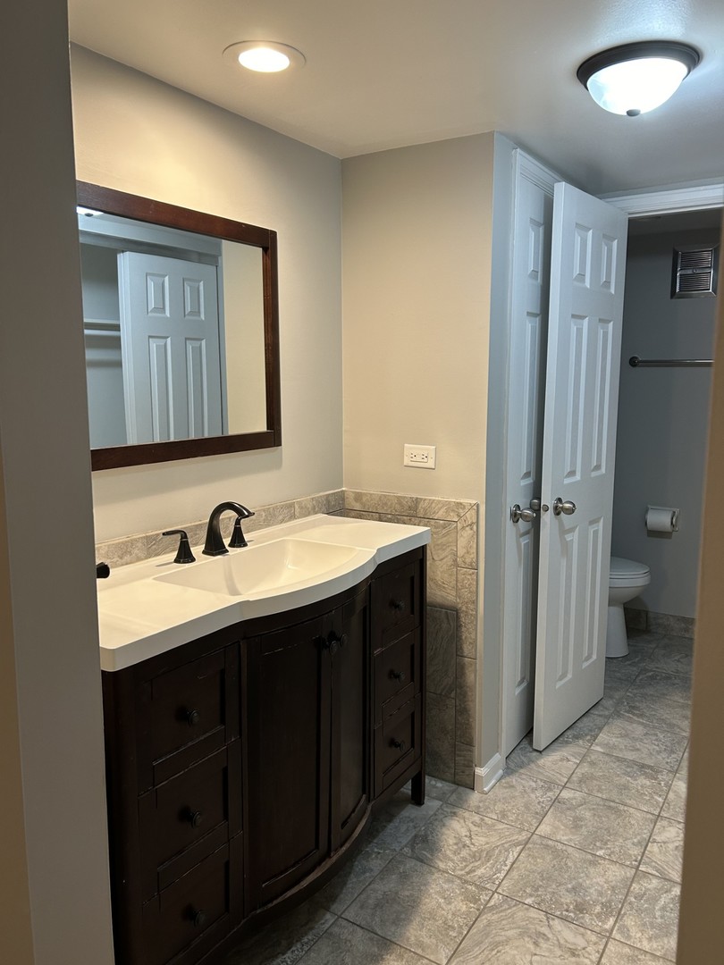 207 W Park Avenue #205, Libertyville, IL 60048
