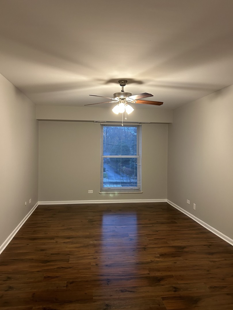 207 W Park Avenue #205, Libertyville, IL 60048