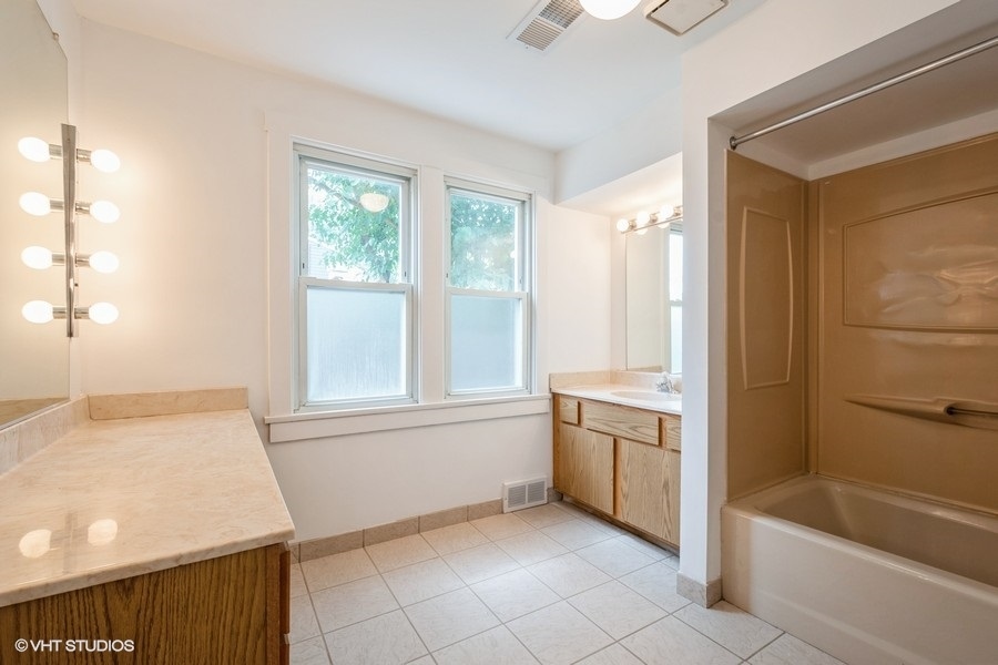 972 HOWARD Avenue, Des Plaines, IL 60018
