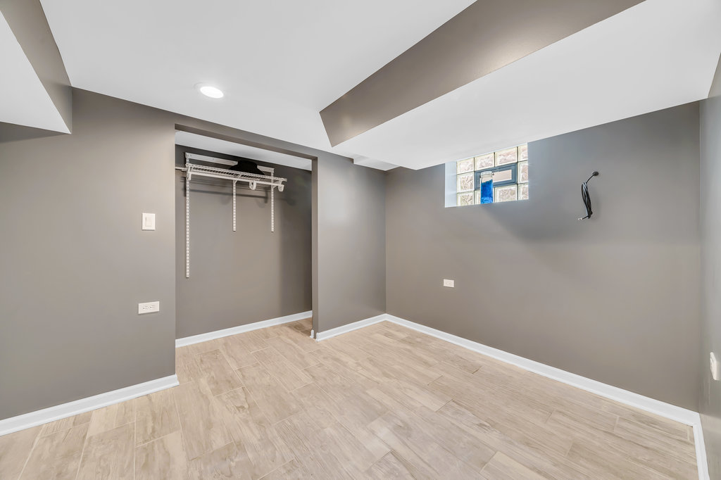6748 S Kenneth Avenue, Chicago, IL 60629