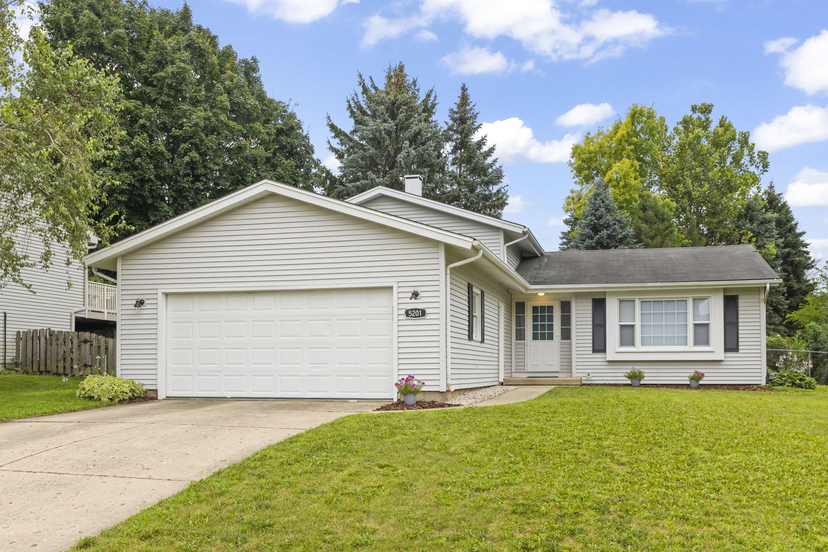 5201 W Dartmoor Drive, McHenry, IL 60050