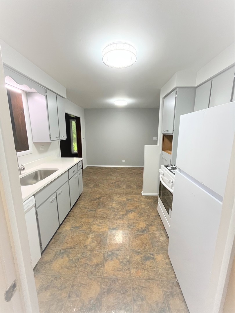 552 Cochise Place, Carol Stream, IL 60188