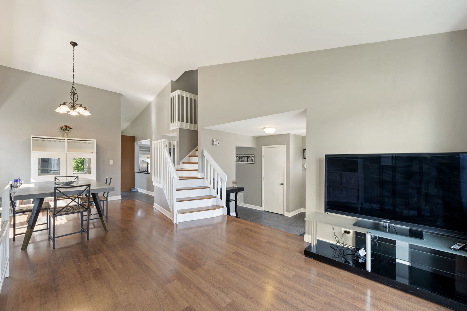 24 Fillmore Lane, Streamwood, IL 60107
