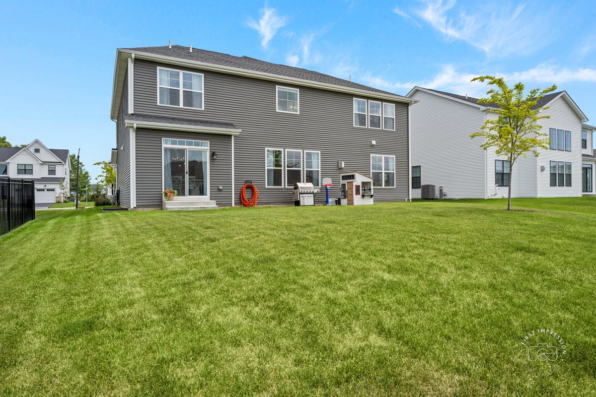 115 Piper Glen Avenue, Oswego, IL 60543