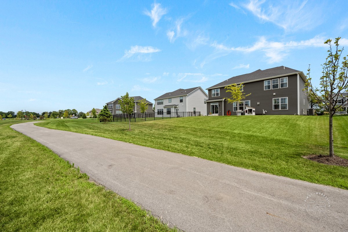 115 Piper Glen Avenue, Oswego, IL 60543