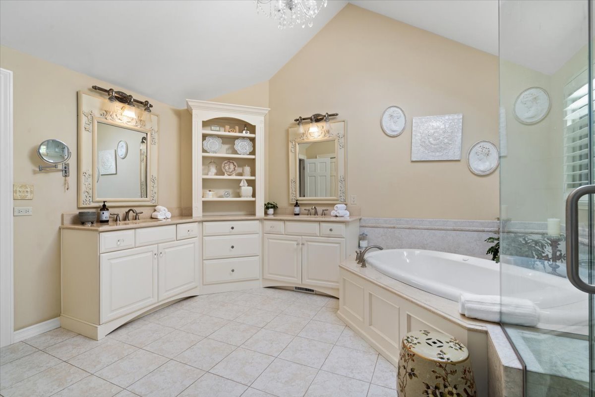 1006 Thoroughbred Circle, St. Charles, IL 60174