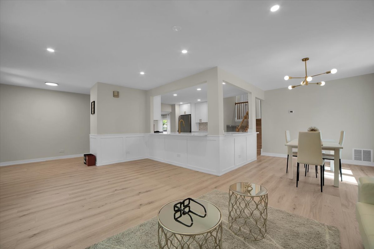712 Stacie Court, Naperville, IL 60563