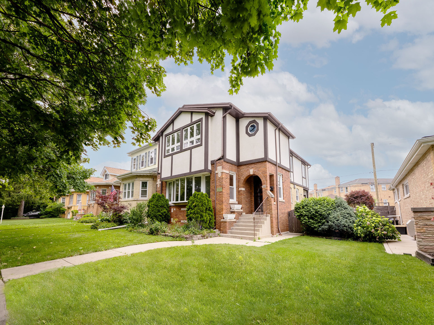 6527 N Onarga Avenue, Chicago, IL 60631