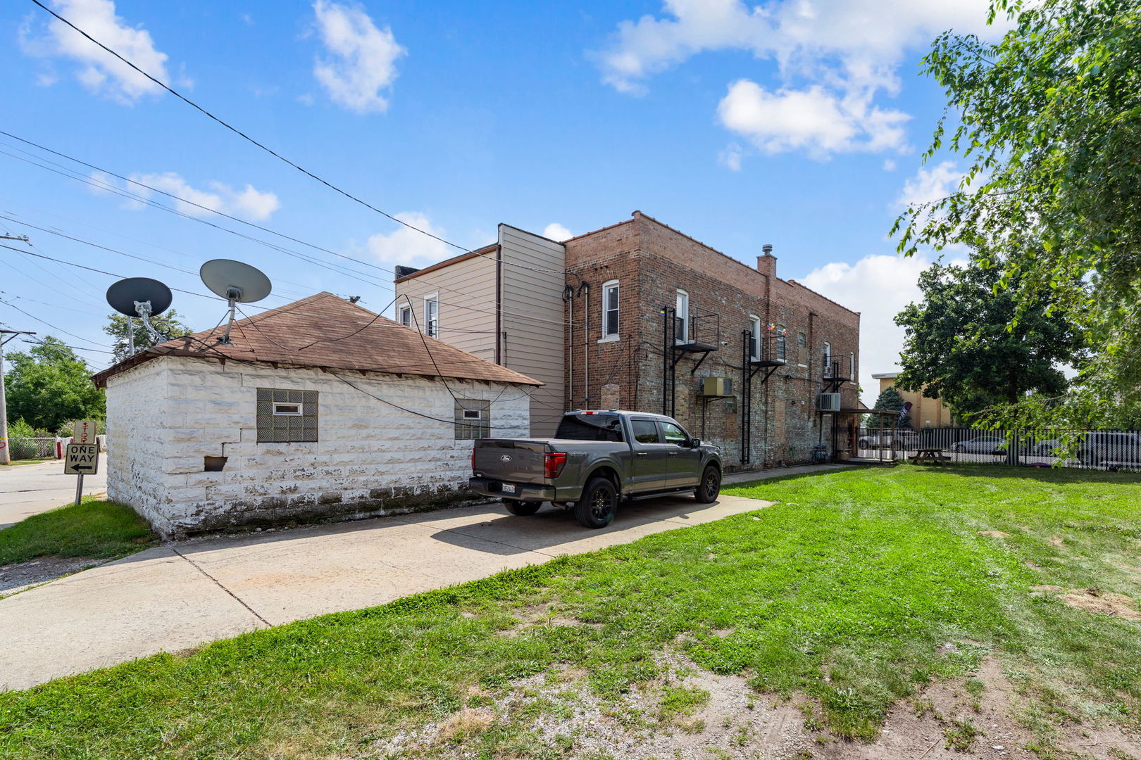 6021 S Archer Road, Summit, IL 60501
