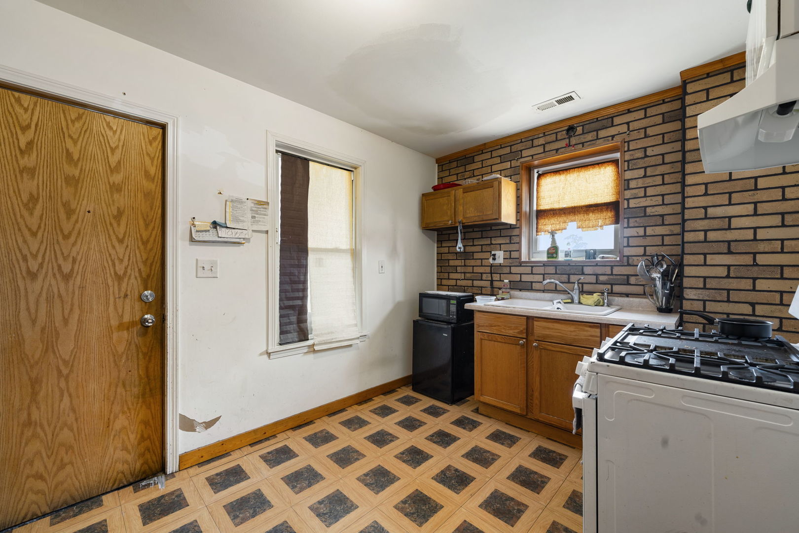 6021 S Archer Road, Summit, IL 60501