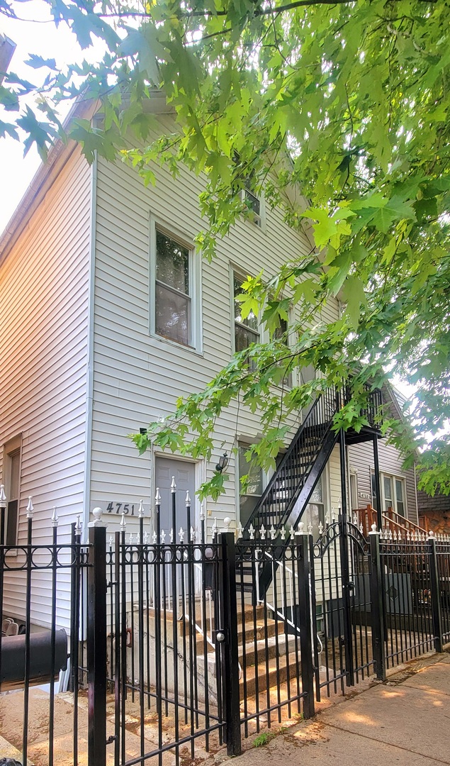 4751 S Hoyne Avenue, Chicago, IL 60609