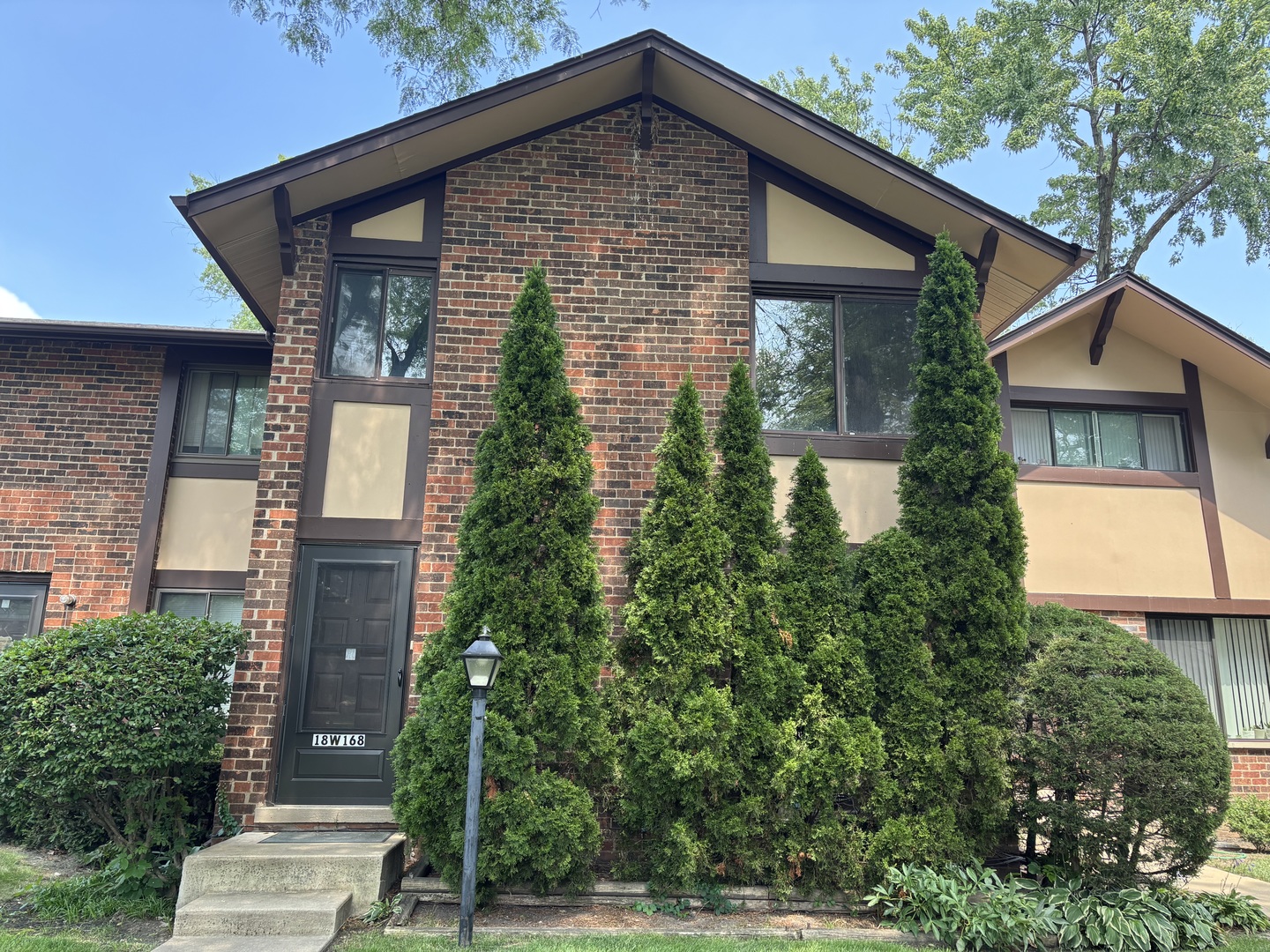 18W168 Standish Lane, Villa Park, IL 60181