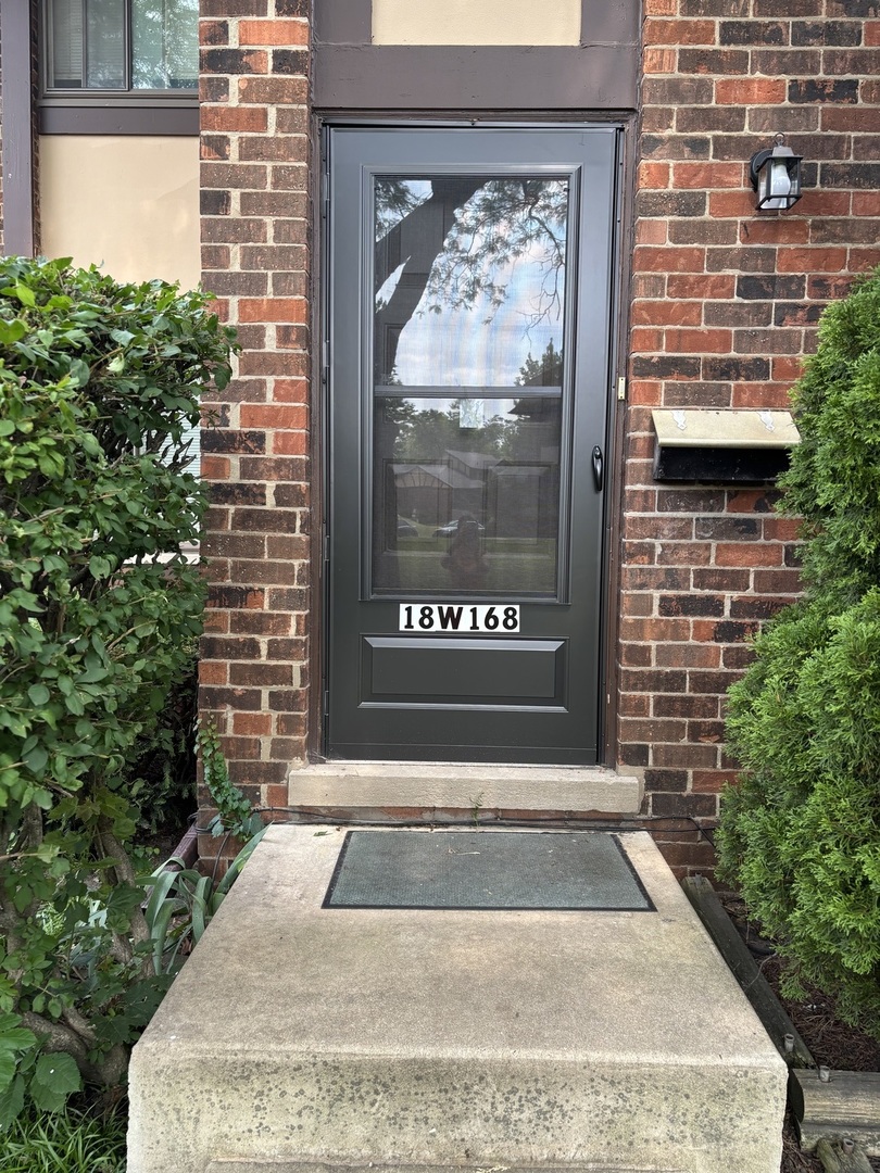 18W168 Standish Lane, Villa Park, IL 60181