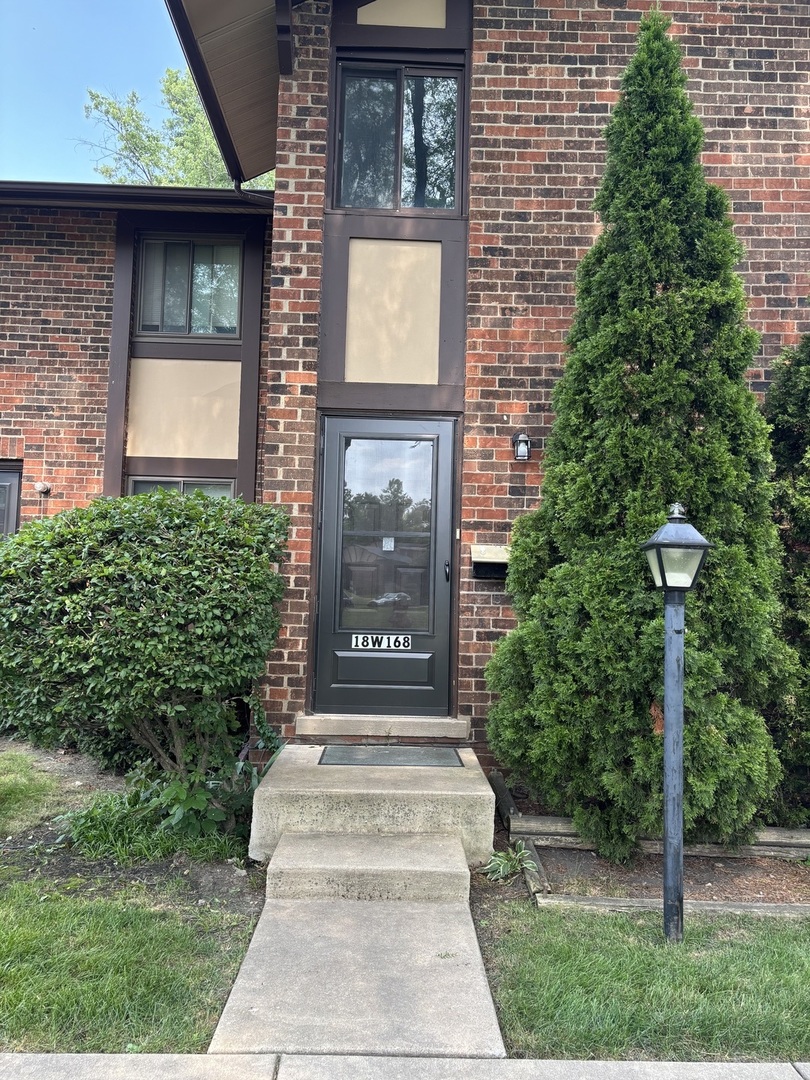 18W168 Standish Lane, Villa Park, IL 60181