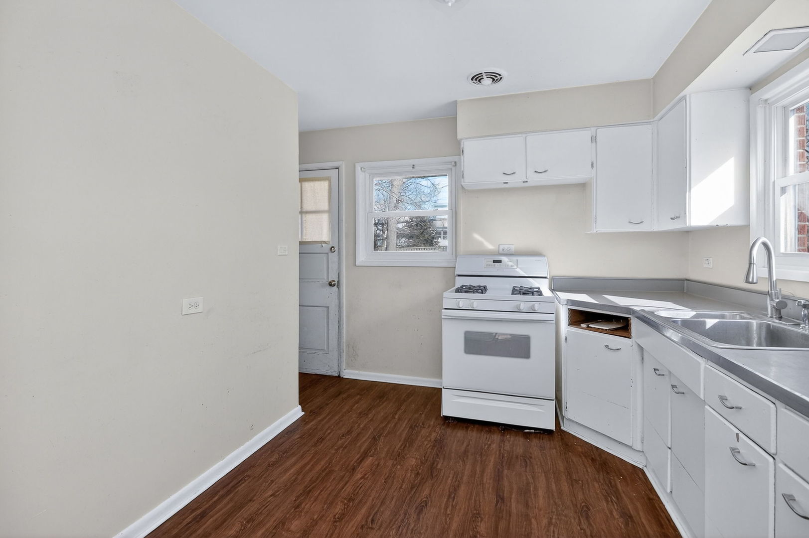 4945 Middaugh Avenue, Downers Grove, IL 60515