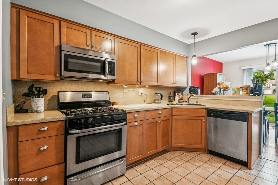 1063 Ridgefield Circle, Carol Stream, IL 60188
