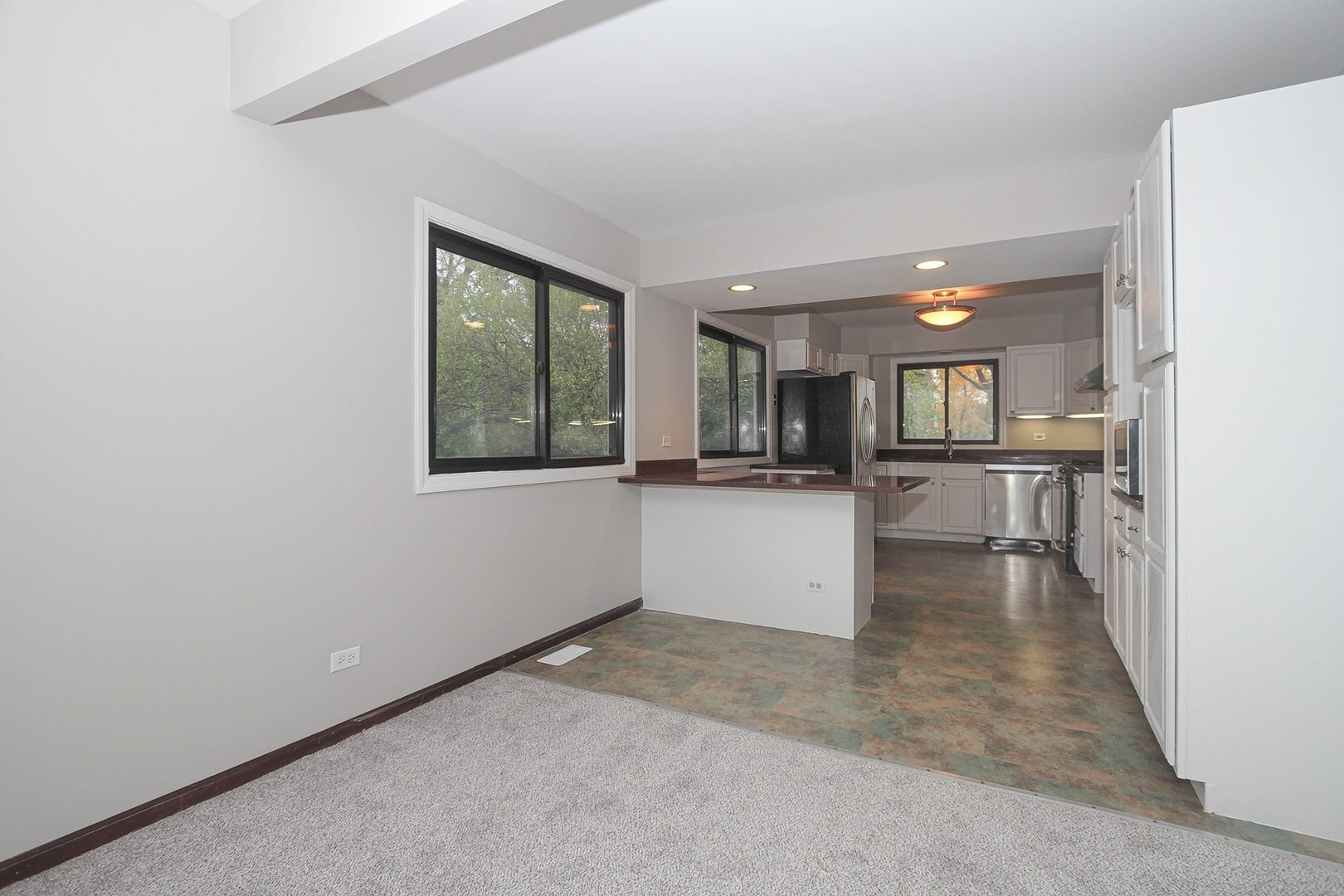 1260 W New Britton Drive, Hoffman Estates, IL 60192