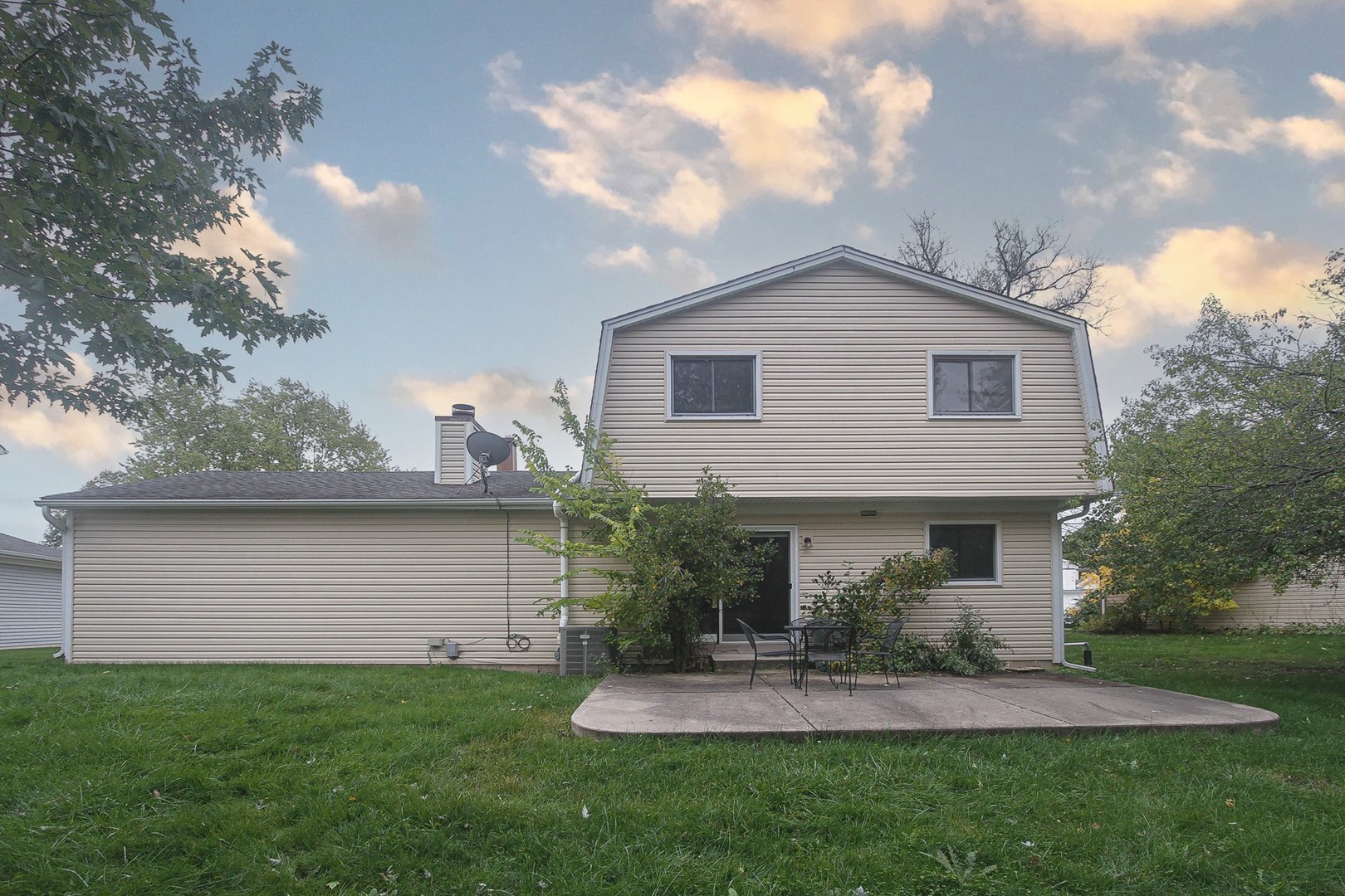 1260 W New Britton Drive, Hoffman Estates, IL 60192