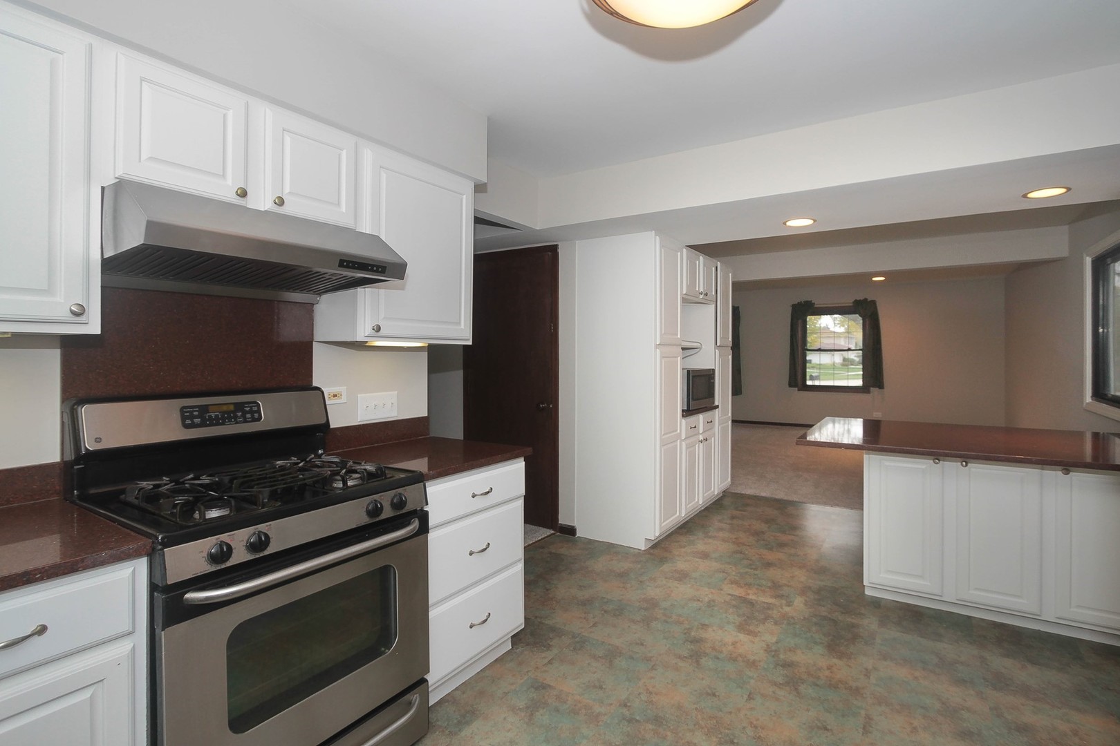 1260 W New Britton Drive, Hoffman Estates, IL 60192