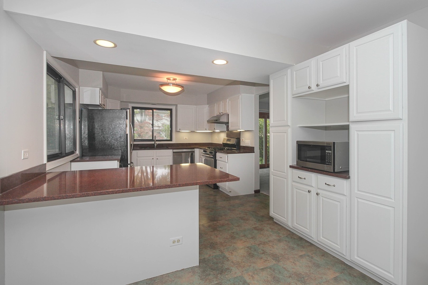1260 W New Britton Drive, Hoffman Estates, IL 60192