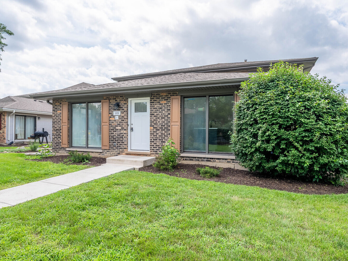 2S739 Winchester Circle #1, Warrenville, IL 60555