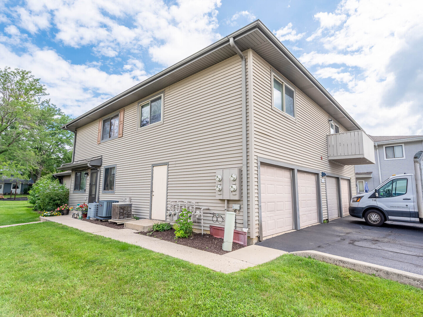 2S739 Winchester Circle #1, Warrenville, IL 60555