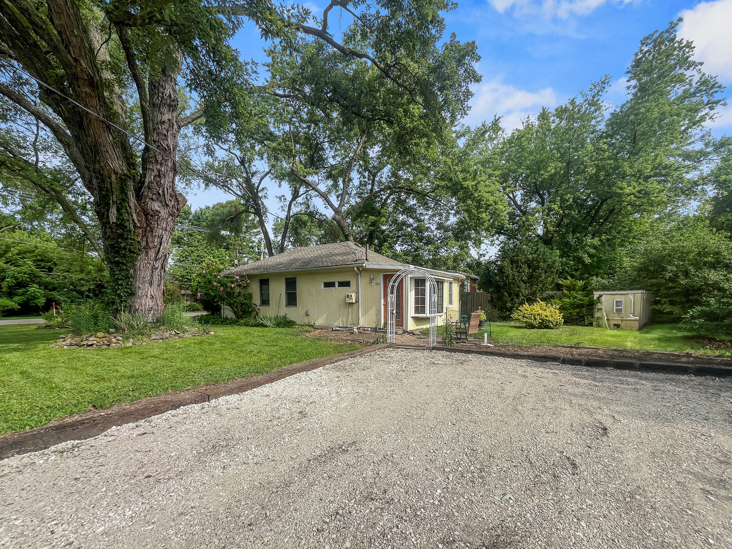 120 Cedardel Street, McHenry, IL 60051