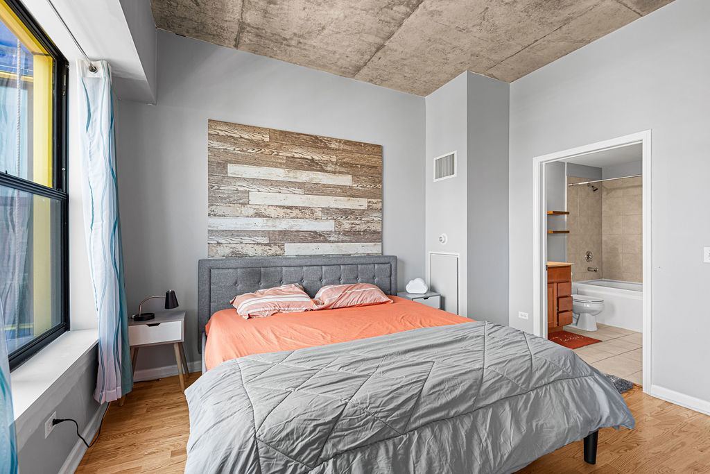 1122 W Catalpa Avenue #703, Chicago, IL 60640