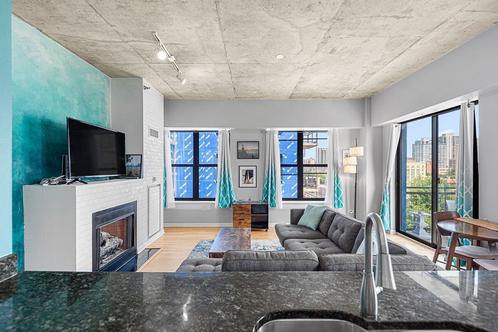 1122 W Catalpa Avenue #703, Chicago, IL 60640