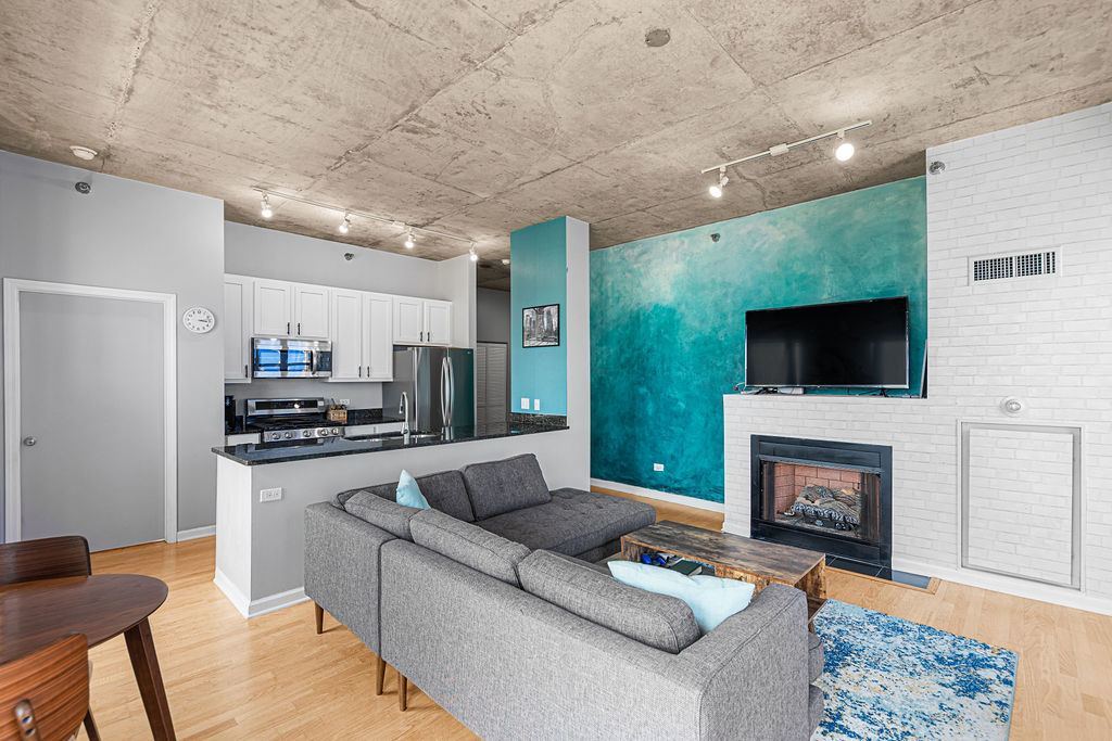 1122 W Catalpa Avenue #703, Chicago, IL 60640