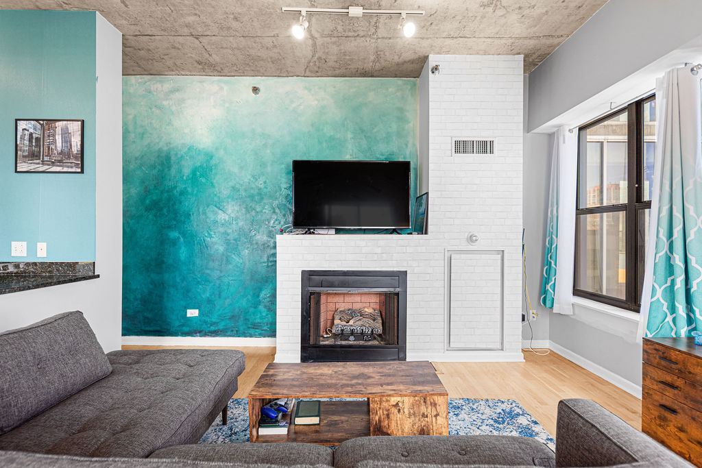 1122 W Catalpa Avenue #703, Chicago, IL 60640