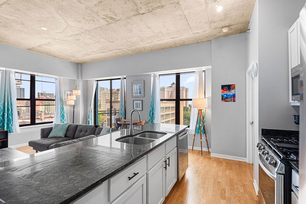 1122 W Catalpa Avenue #703, Chicago, IL 60640