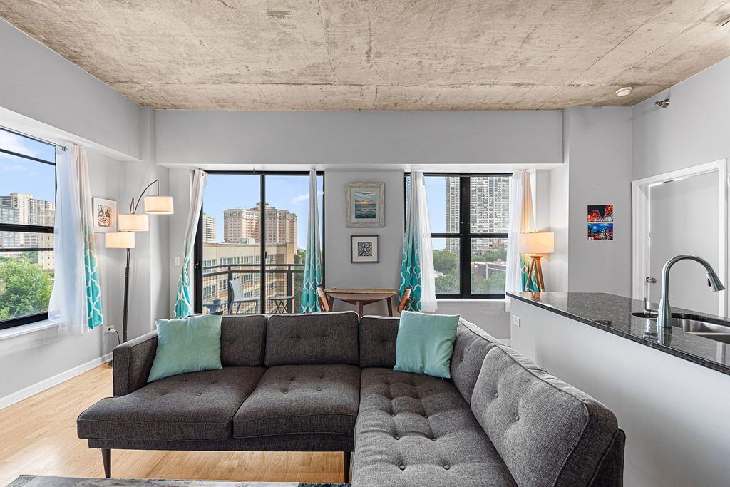 1122 W Catalpa Avenue #703, Chicago, IL 60640