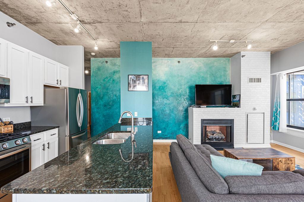 1122 W Catalpa Avenue #703, Chicago, IL 60640