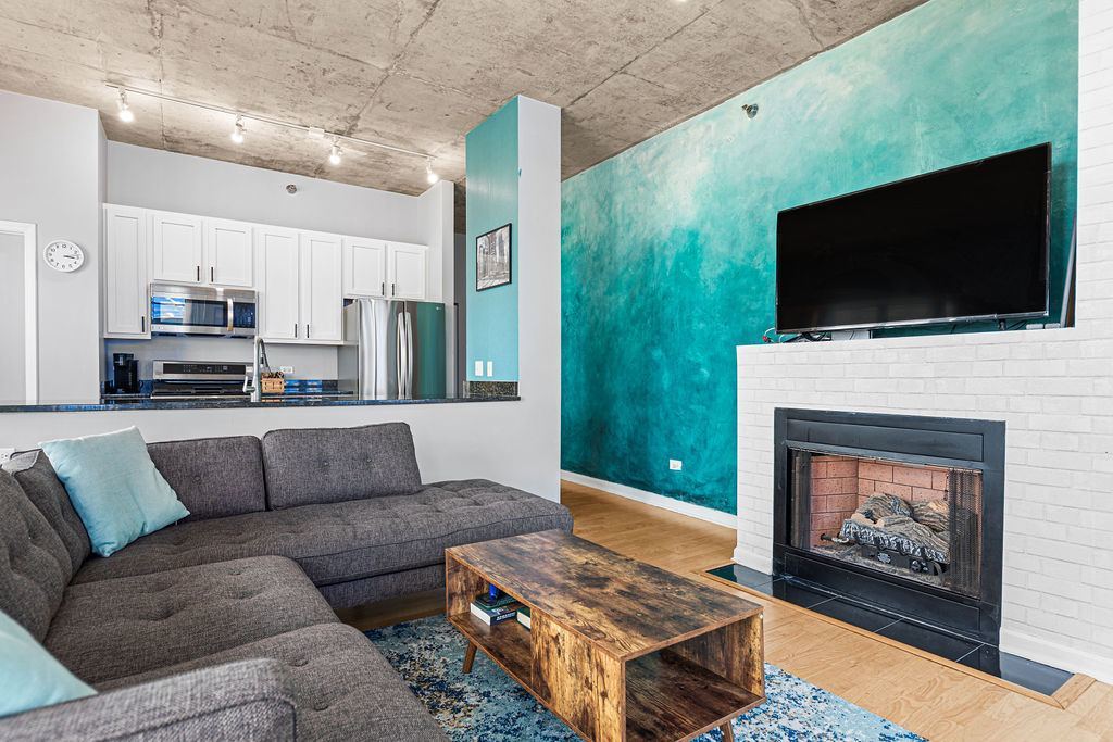1122 W Catalpa Avenue #703, Chicago, IL 60640