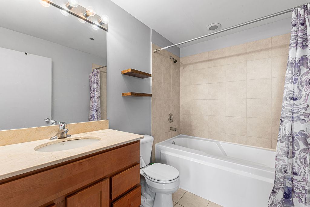 1122 W Catalpa Avenue #703, Chicago, IL 60640