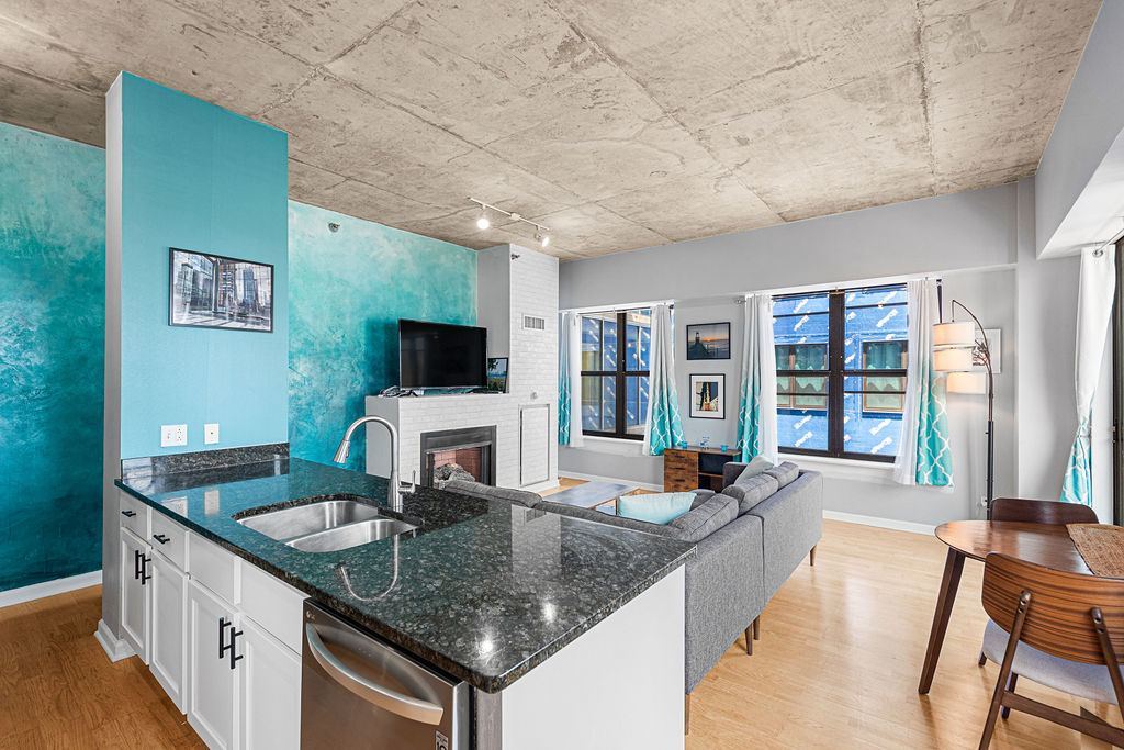 1122 W Catalpa Avenue #703, Chicago, IL 60640