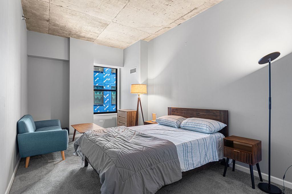 1122 W Catalpa Avenue #703, Chicago, IL 60640