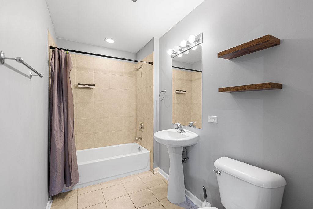 1122 W Catalpa Avenue #703, Chicago, IL 60640