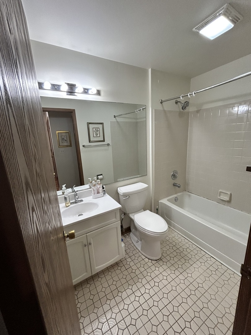 952 W Happfield Drive #2828, Arlington Heights, IL 60004