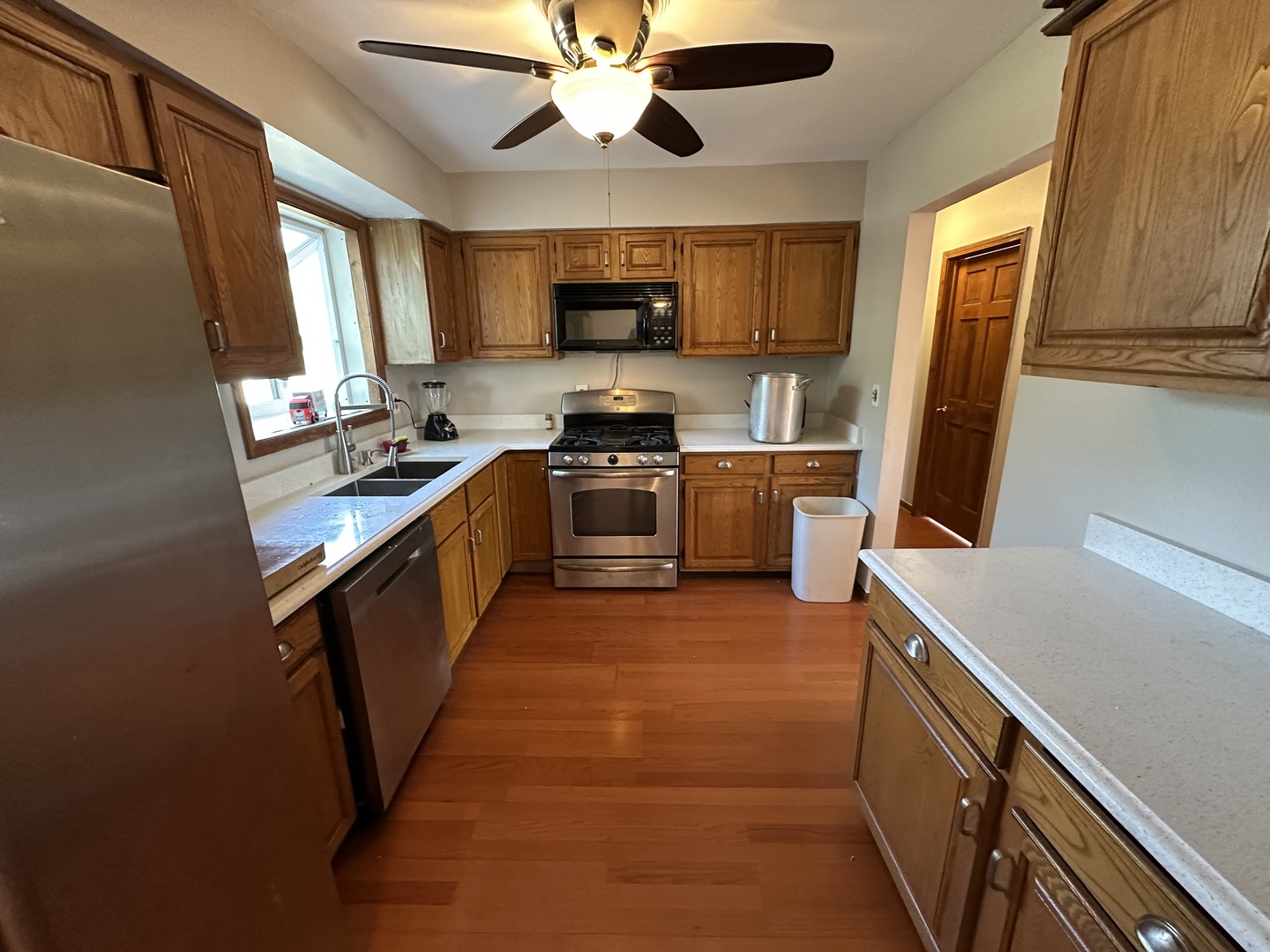 1220 Comet Drive, Aurora, IL 60505