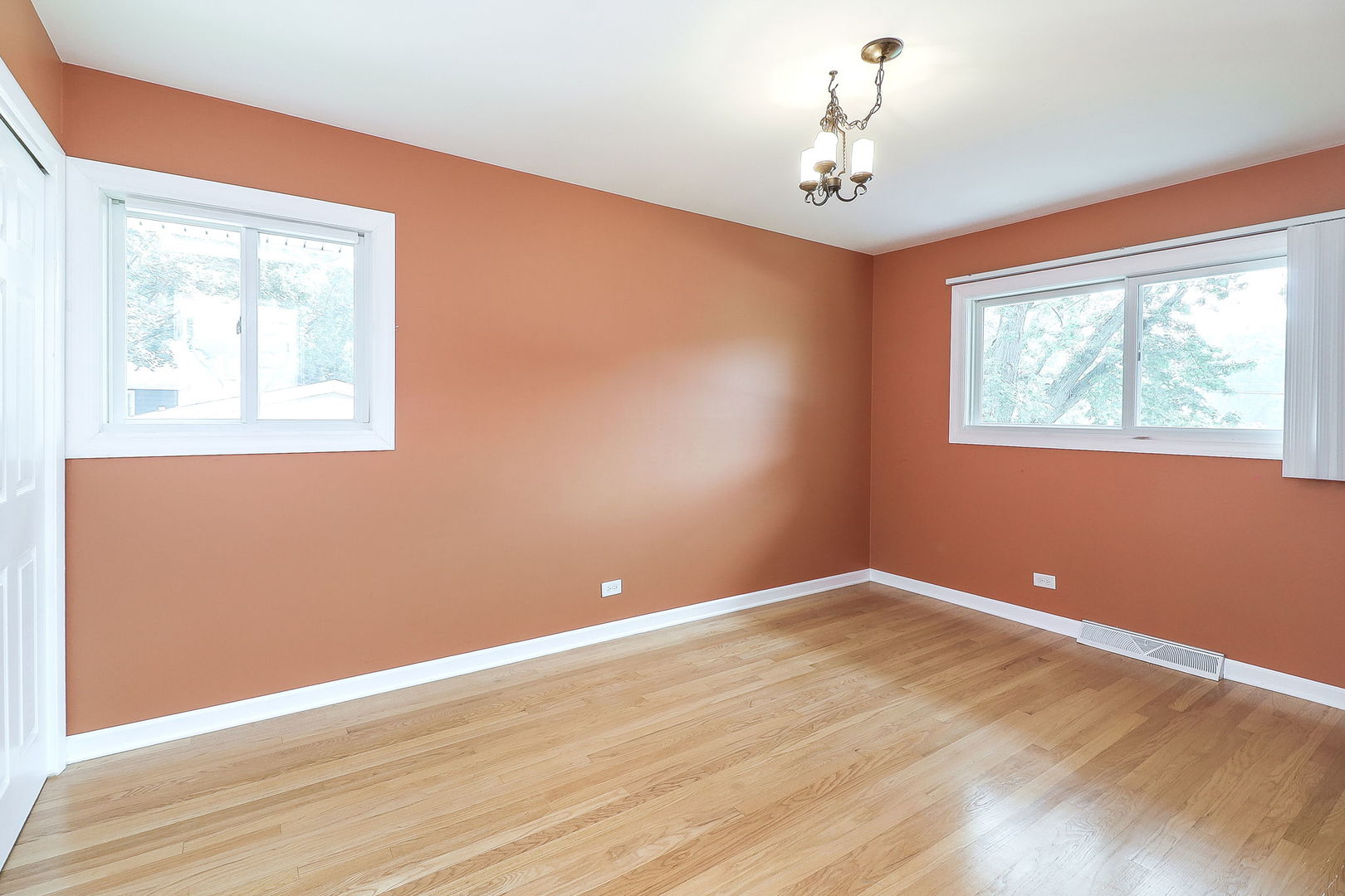 26W554 Jewell Road, Winfield, IL 60190