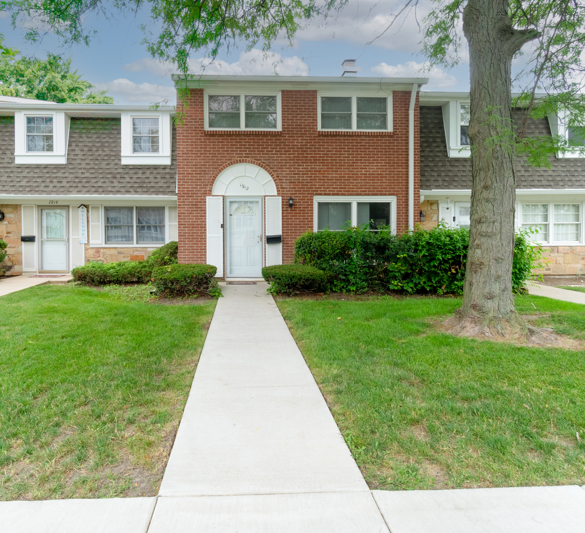 1912 Finchley Court, Schaumburg, IL 60194