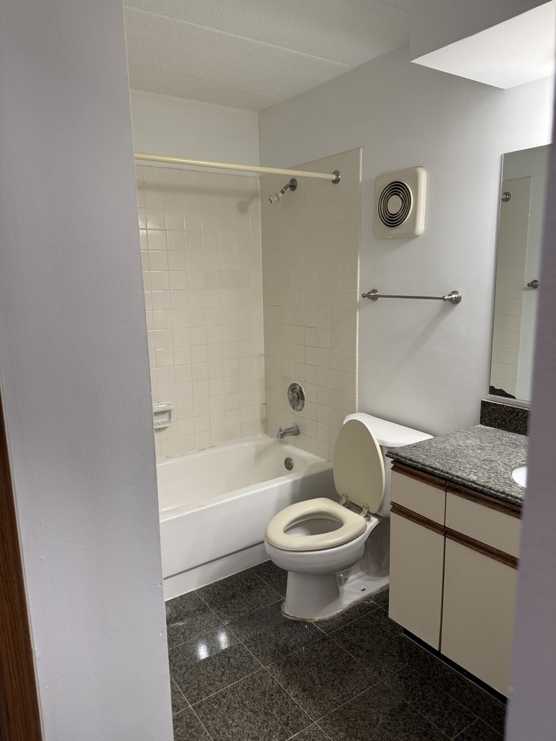 75 Kristin Circle #302, Schaumburg, IL 60195