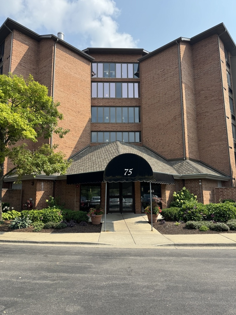 75 Kristin Circle #302, Schaumburg, IL 60195