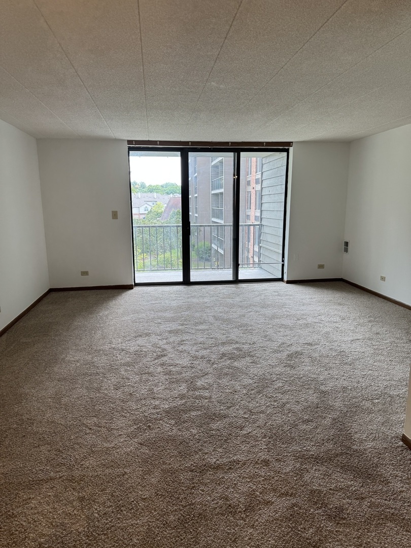 75 Kristin Circle #302, Schaumburg, IL 60195
