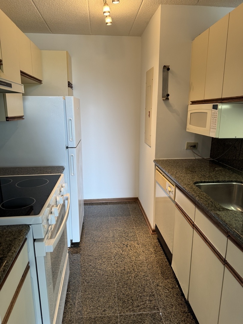 75 Kristin Circle #302, Schaumburg, IL 60195