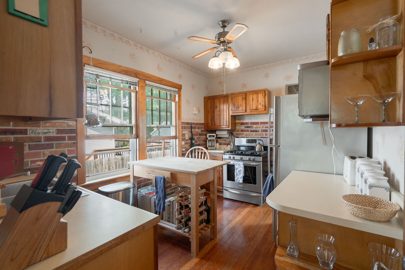 1311 Henry Avenue, Des Plaines, IL 60016