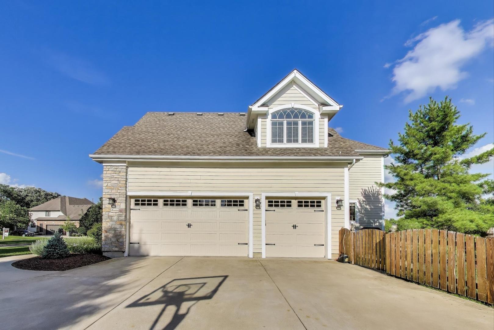 643 Oak Lane, South Elgin, IL 60177