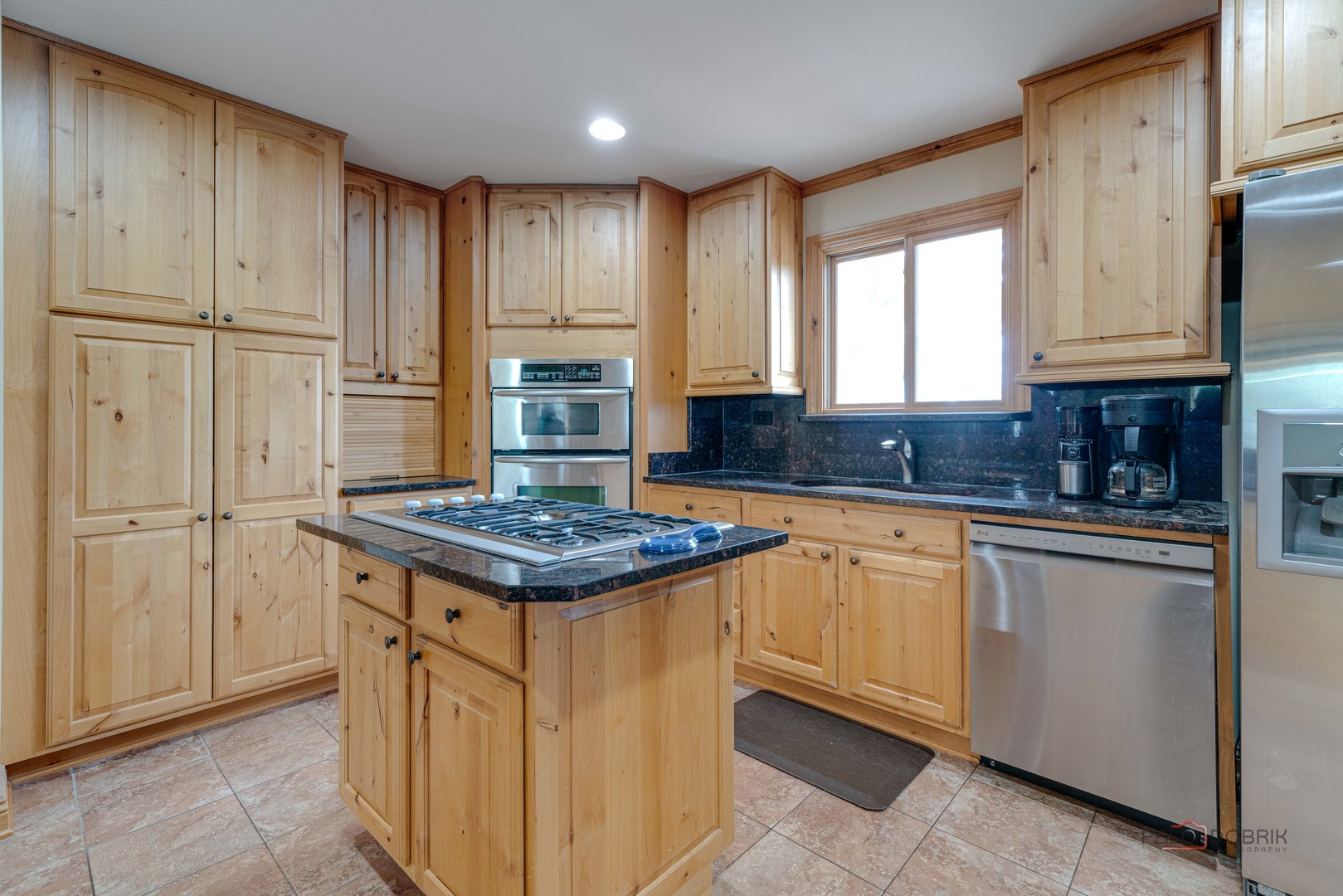 422 S Thornwood Drive, Lindenhurst, IL 60046
